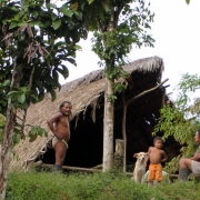 rodzina Huaorani na tle tradycyjnego domu
