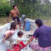 rodzina Huaorani podczas łowienia ryb 